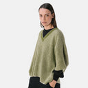 Vista lateral del jersey de punto verde oliva para mujer de PAN Producto Básico.