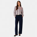 Modelo con pantalón de pana azul marino de Jarman combinado con blusa de rayas