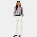 Modelo con pantalón de pana blanco de Jarman combinado con blusa de rayas.
