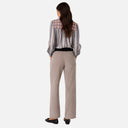 Vista trasera de la modelo con pantalón de pana gris perla de Jarman