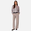 Modelo con pantalón de pana gris perla de Jarman combinado con blusa de rayas