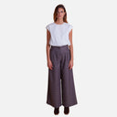 Pantalón ancho de pinzas de Studio Manna en color marrón con cuadros, fina raya de lúrex y bolsillos delanteros confeccionado en España.