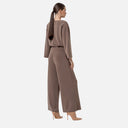 Vista trasera del pantalón ancho Surkana color topo con caída recta y diseño cómodo