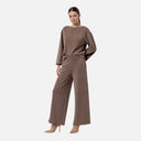 Pantalón ancho Surkana color topo con cintura elástica y pernera amplia.