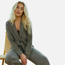 Conjunto de pantalón ancho de cuadros y americana de mujer
