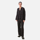 Modelo con pantalón de cuadros oscuros de PAN y camisa a juego