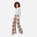 Mujer con pantalón fluido estampado de Surkana