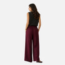 Vista trasera del pantalón fluido granate Freequent con cintura elástica