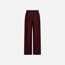 Pantalón fluido granate de mujer de pernera ancha visto por detrás.