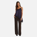 Pantalón marrón y blanco FQISADORA de Freequent combinado con blusa