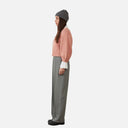 Pantalón gris fluido Orfeo para mujer vista lateral con corte de pierna ancha