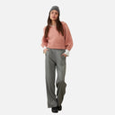 Pantalón gris de pierna ancha Orfeo para mujer combinado con jersey rosa