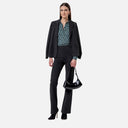 Pantalón largo de punto Surkana en color melange oscuro combinado con americana y blusa estampada