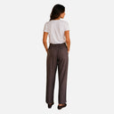 Vista trasera del pantalón marrón Studio Manna con cintura elástica