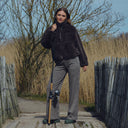 Pantalón de Freequent de cuadros combinado en un look casual con chaqueta