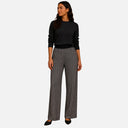 Modelo con pantalón palazzo gris de espiga Jarman de cintura elástica y corte amplio.