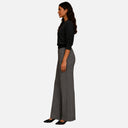 Vista lateral del pantalón palazzo gris de espiga Jarman con pernera ancha y elegante caída.