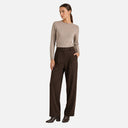 Modelo con pantalón palazzo marrón de pierna ancha.