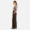 Vista lateral del pantalón palazzo de vestir para mujer.