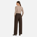 Vista trasera de modelo con pantalón palazzo de Freequent.
