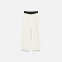 Pantalón de pana blanco para mujer de Jarman con cintura elástica negra y bolsillos laterales.