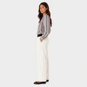 Vista lateral del pantalón de pana blanco para mujer de Jarman.