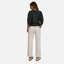 Vista trasera del pantalón de pana Jarman color crudo para mujer