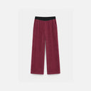 Pantalón de pana granate para mujer de Jarman con cintura elástica negra y bolsillos laterales.