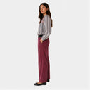 Vista lateral del pantalón de pana granate para mujer de Jarman