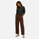 Pantalón recto de pana Jarman color marrón para mujer con cintura elástica y bolsillos laterales.