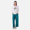Pantalón de pana turquesa para mujer de PAN Producto Básico combinado con camiseta blanca