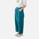 Detalle del pantalón de pana turquesa 100% algodón para mujer de PAN Producto Básico