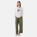Pantalón de pana verde oliva para mujer de PAN Producto Básico combinado con camiseta blanca