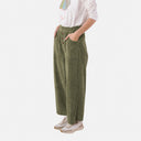 Detalle del pantalón de pana verde oliva 100% algodón para mujer de PAN Producto Básico