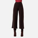 Vista frontal del pantalón de punto Surkana en color chocolate con cintura elástica.