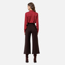 Vista trasera del pantalón de punto Surkana en color chocolate con pernera ancha.