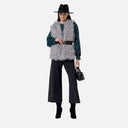 Pantalón de punto Surkana en color melange oscuro con cintura elástica combinado con chaleco de pelo.