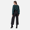 Vista trasera del pantalón de punto Surkana en color melange oscuro con pernera ancha.