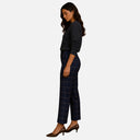 Vista lateral del pantalón recto de cuadros Jarman para mujer con bajo vuelto.