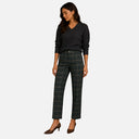 Modelo con pantalón recto de cuadros Jarman para mujer de corte recto y largo al tobillo.