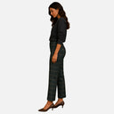 Vista lateral del pantalón recto de cuadros Jarman para mujer con bajo vuelto.