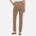 Vista trasera del pantalón recto efecto pana de Freequent en color topo con modelo