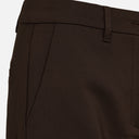 Detalle del bolsillo y tejido del pantalón recto Freequent en color marrón oscuro.