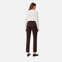 Vista trasera del pantalón recto para mujer Freequent en color marrón oscuro
