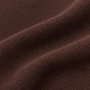 Detalle del tejido marrón del pantalón Jarman confeccionado con Sonora™, algodón y Tencel™, de tacto suave y excelente caída.