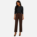 Modelo con pantalón recto marrón Jarman para mujer de corte elegante y largo al tobillo.