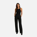 Modelo con pantalón recto de punto de cintura alta