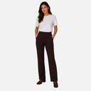 Modelo con pantalón recto de punto de cintura alta