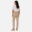 Vista trasera del pantalón slim beige de Jarman con cintura elástica y diseño elegante para mujer.
