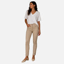Modelo con pantalón slim beige de Jarman de cintura elástica y corte recto ajustado.